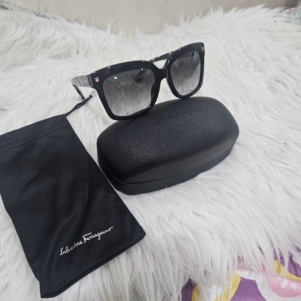 Salvatore Ferragamo Black Sunglasses with CaseSalvatore Ferragamo SF676S-001-55